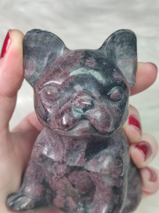 Bulldog francés tallado en astrofilita con granate 592 gramos