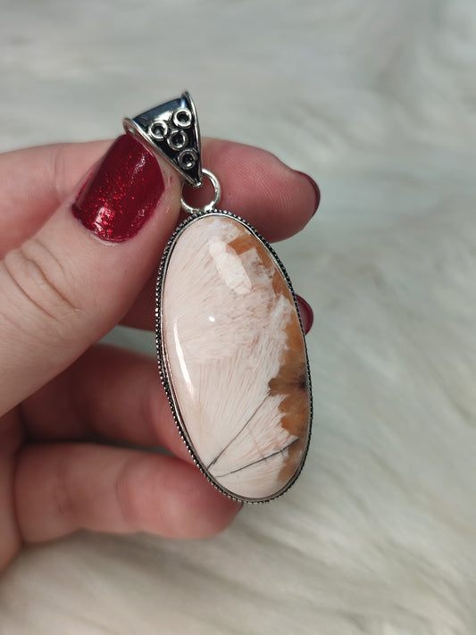 Colgante baño de plata con escolecita con estilbita