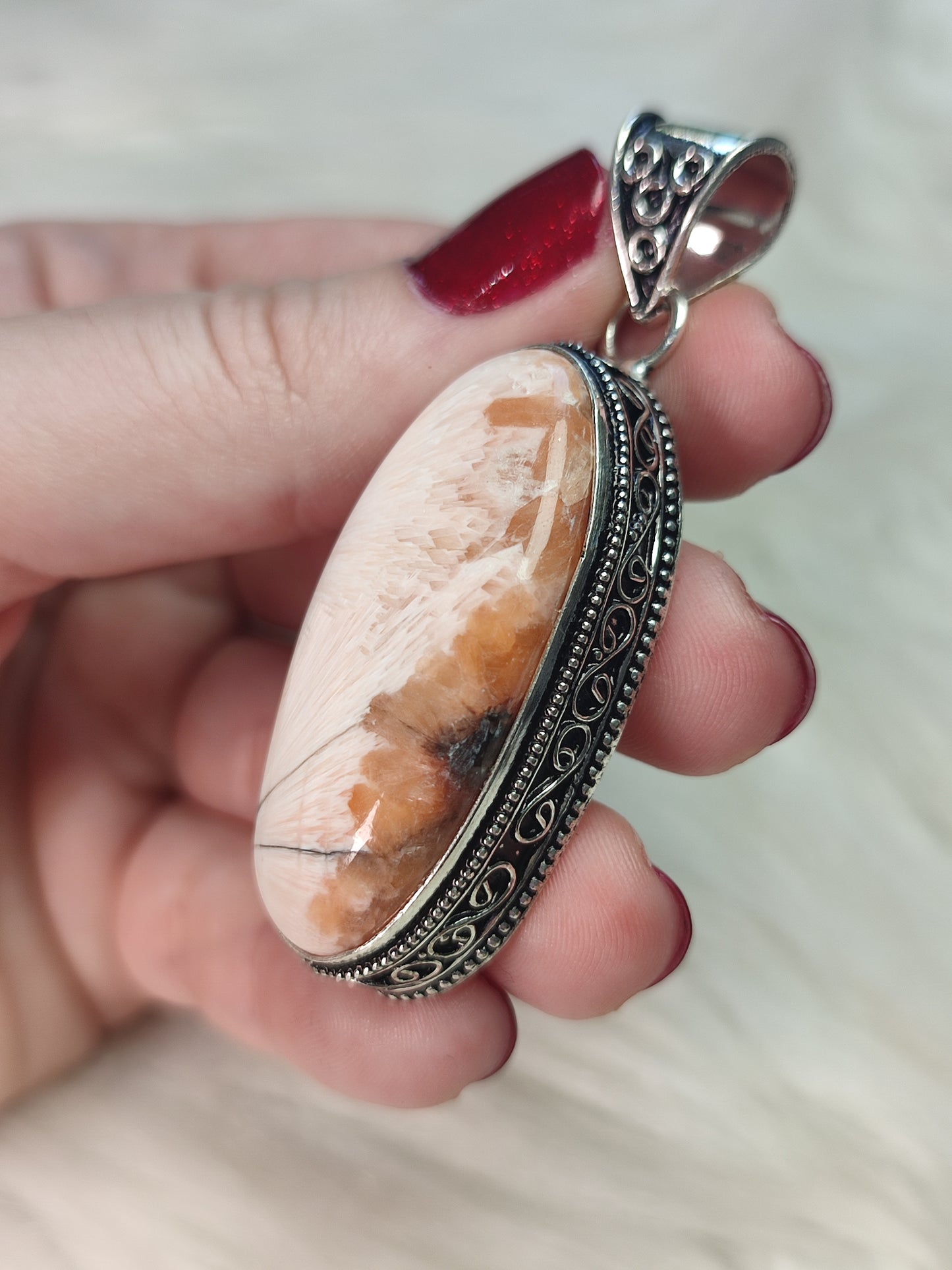 Colgante baño de plata con escolecita con estilbita