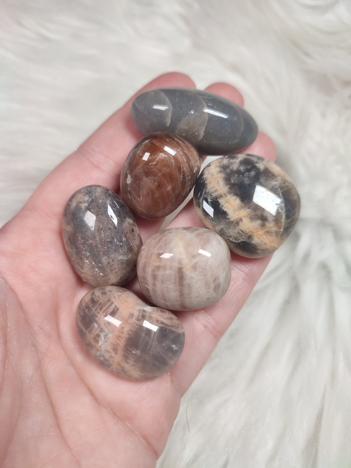 Canto rodado mix ( piedra luna negra y melocotón )