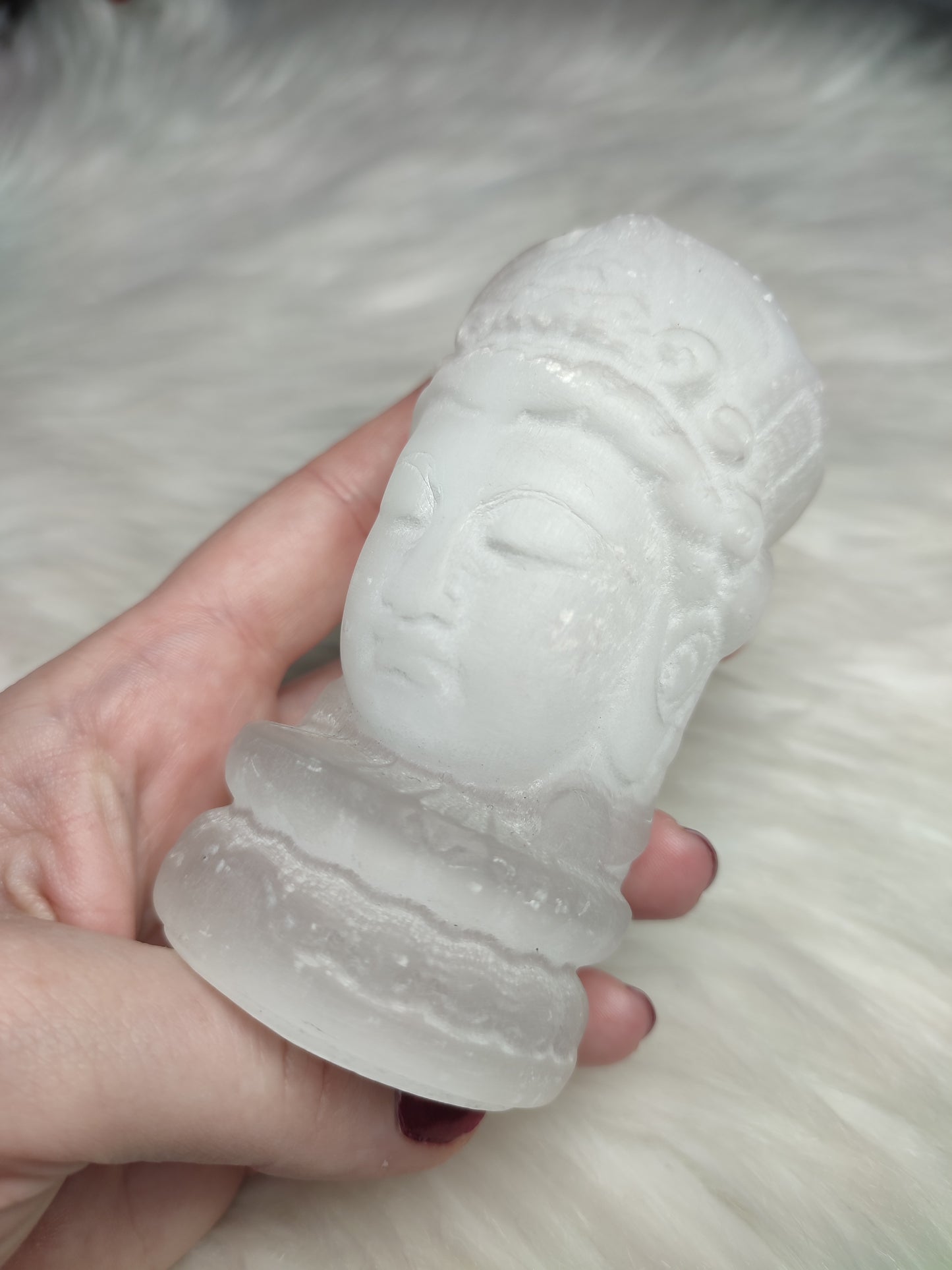 Kwan Yin tallada en selenita 410 gramos