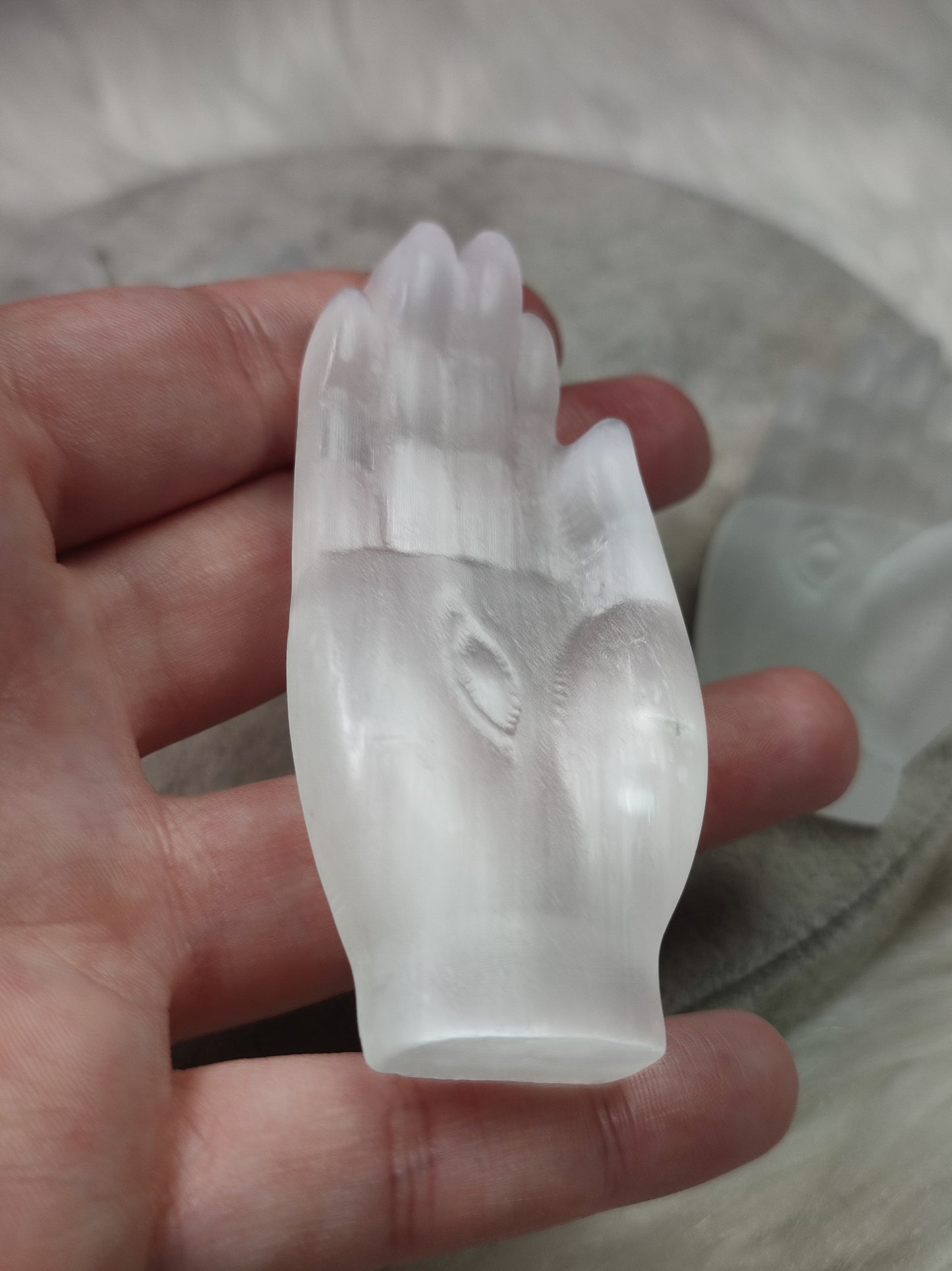 Mini cuenco de selenita - Hamsa o mano de Fátima