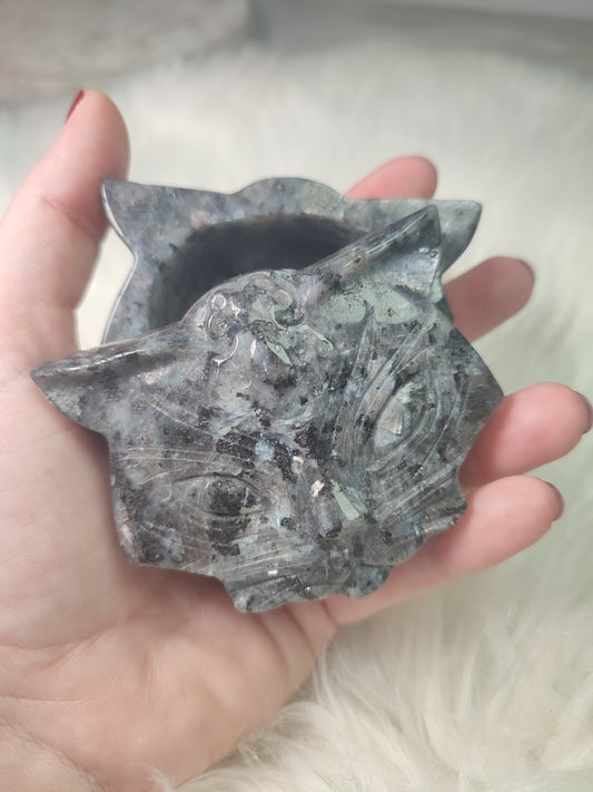 Joyero cara de gato tallado en larvikita