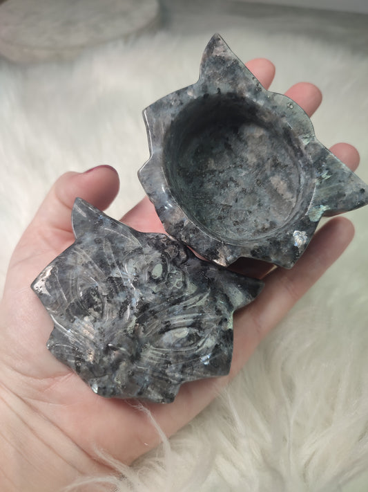 Joyero cara de gato tallado en larvikita