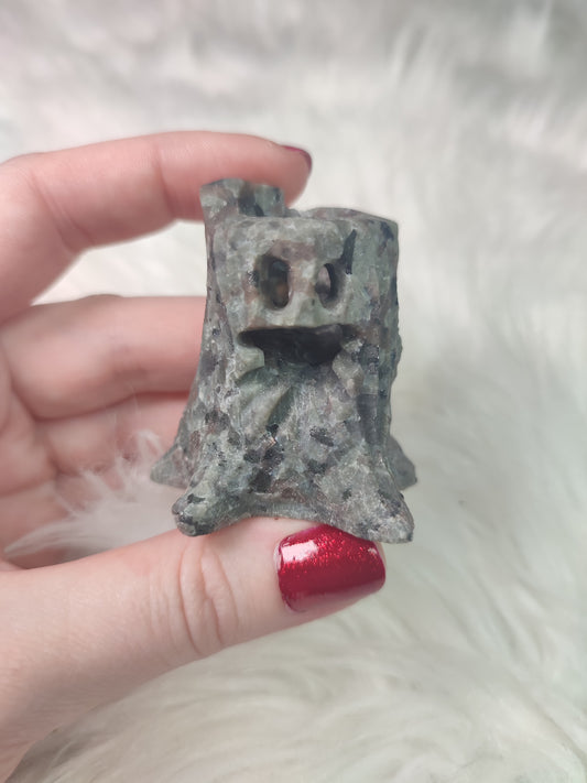 Árbol animado de terror 😱 tallado en yooperlita