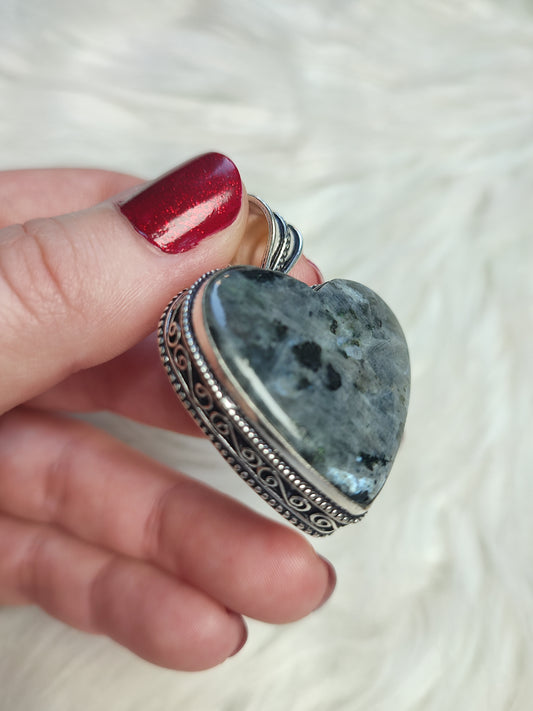 Colgante baño de plata con Larvikita modelo corazón