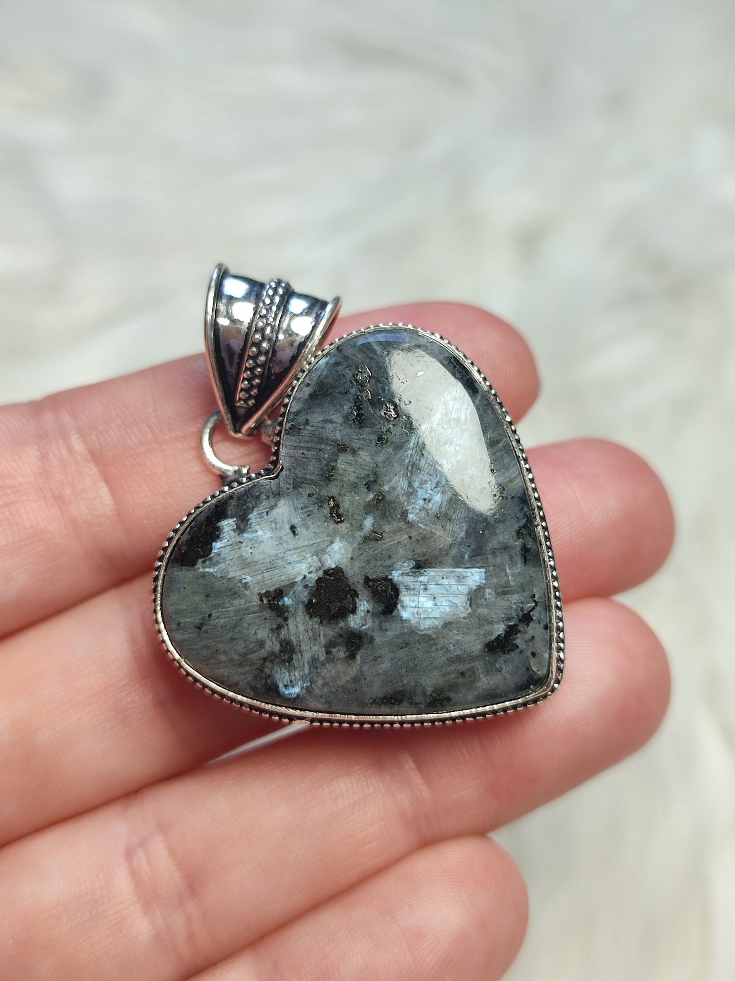 Colgante baño de plata con Larvikita modelo corazón