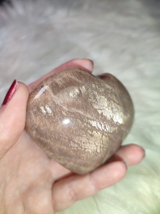 Corazón piedra luna melocotón con piedra sol 201 gramos