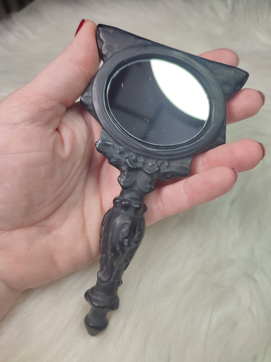 Espejo de gato tallado en obsidiana