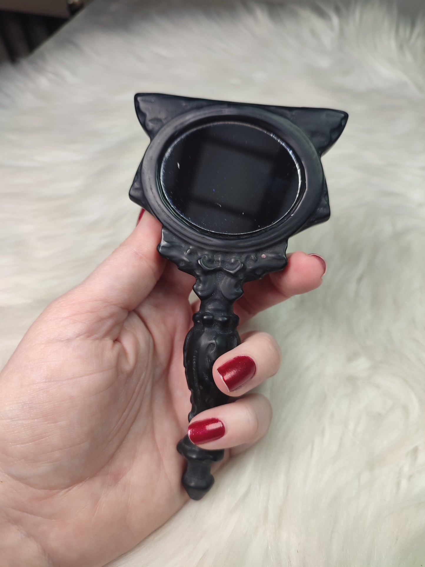 Espejo de gato tallado en obsidiana