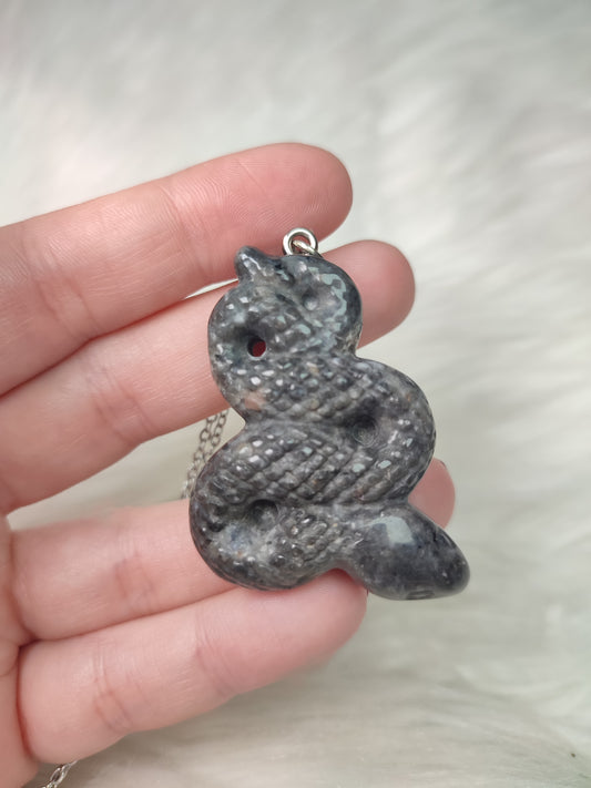 Colgante serpiente en acero con yooperlita n° 162
