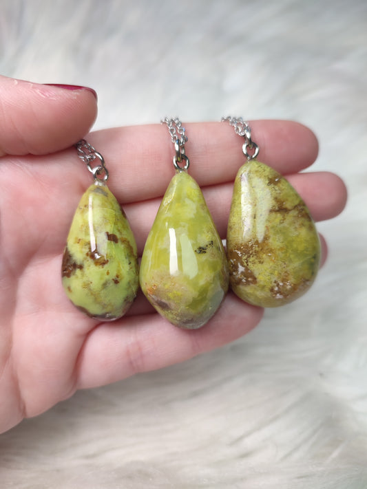 Collar en acero gota ópalo verde