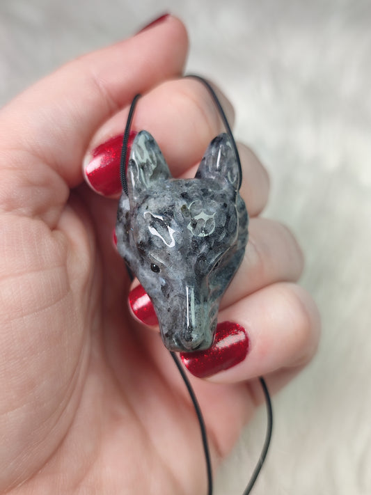 Colgante lobo - Kitsune en larvikita