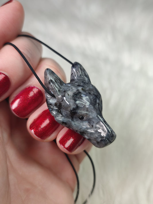 Colgante lobo - Kitsune en larvikita