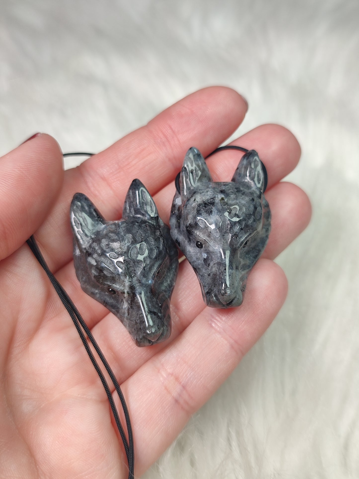 Colgante lobo - Kitsune en larvikita