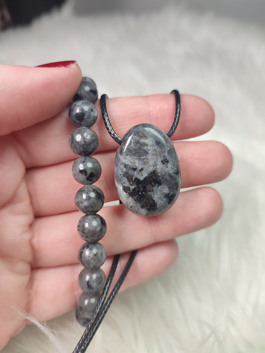 Conjunto colgante y pulsera larvikita