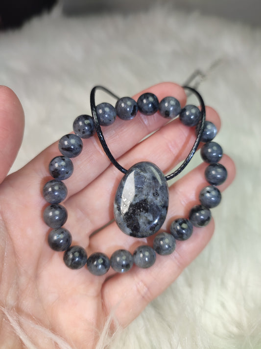 Conjunto colgante y pulsera larvikita