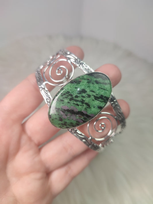 Brazalete baño de plata con Zoisita rubi