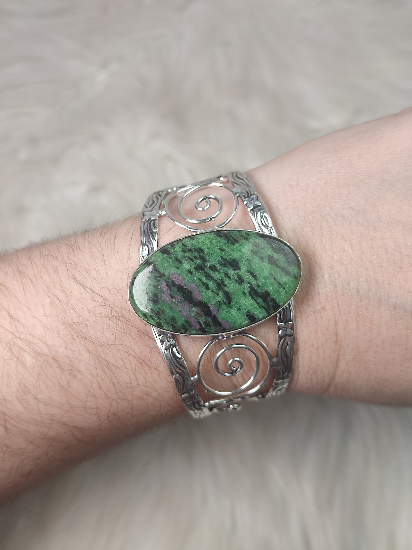 Brazalete baño de plata con Zoisita rubi