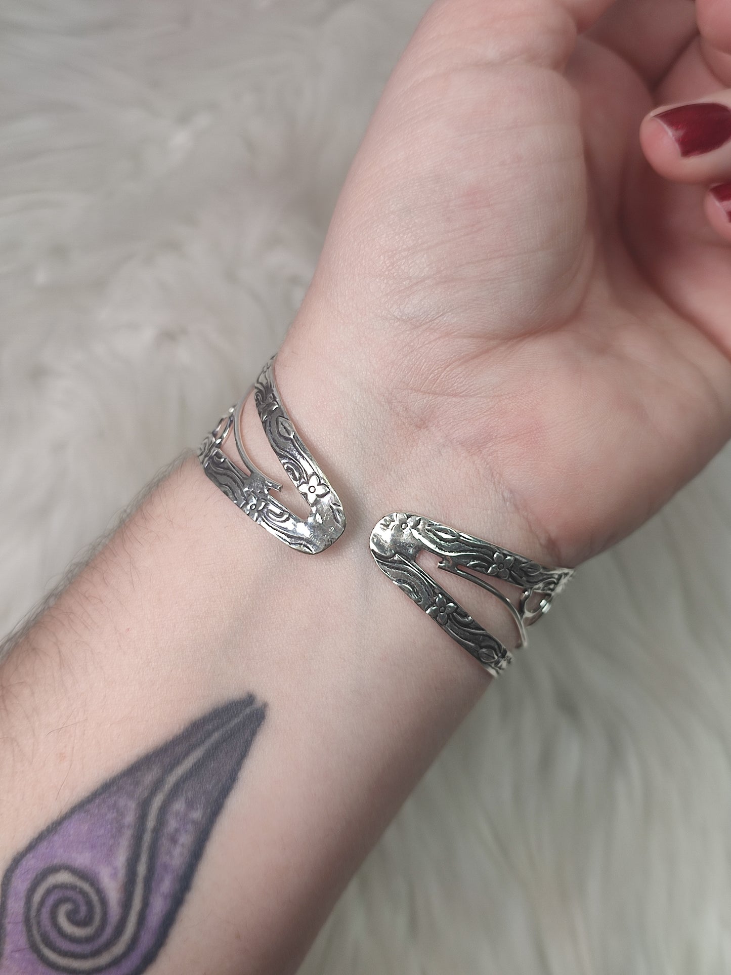 Brazalete baño de plata con Zoisita rubi