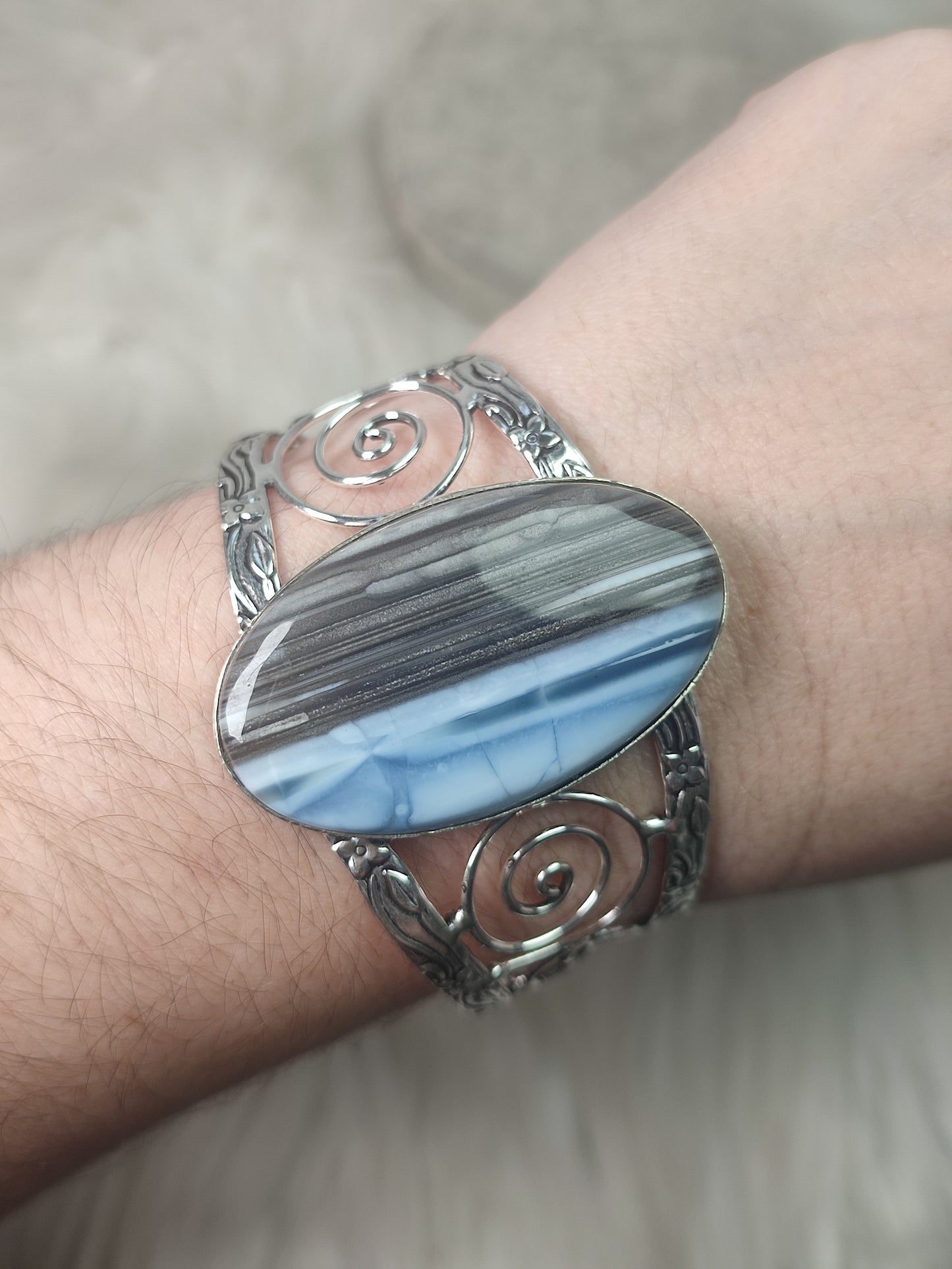 Brazalete baño de plata con ópalo owyhee azul