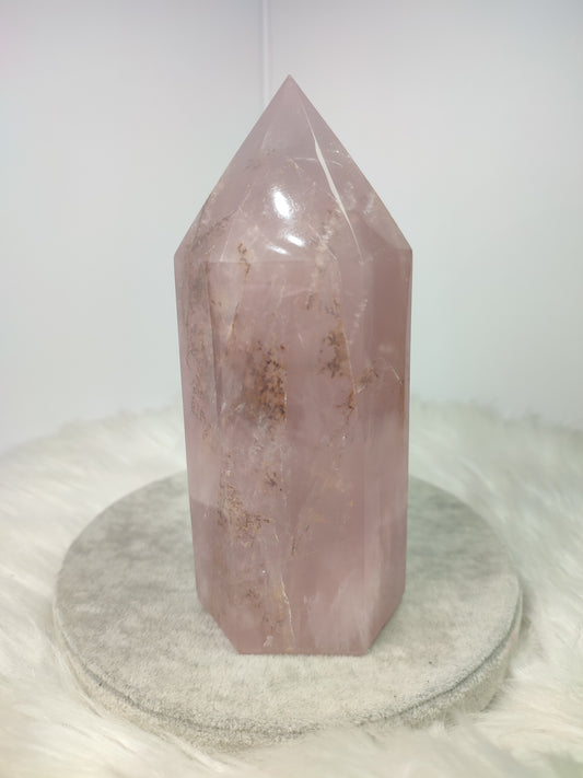 Gran punta de cuarzo rosa Madagascar con dendrita 1.243 gramos