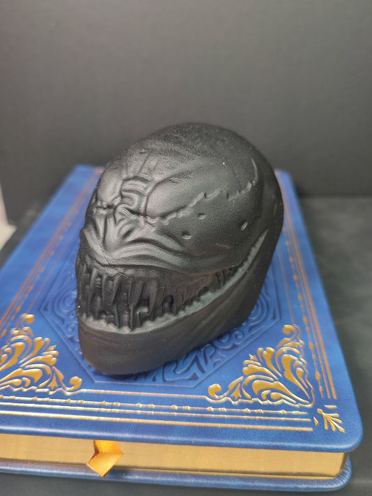 Venom tallado en obsidiana negra acabado mate - Spiderman