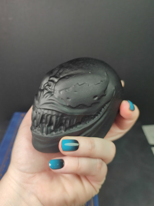 Venom tallado en obsidiana negra acabado mate - Spiderman