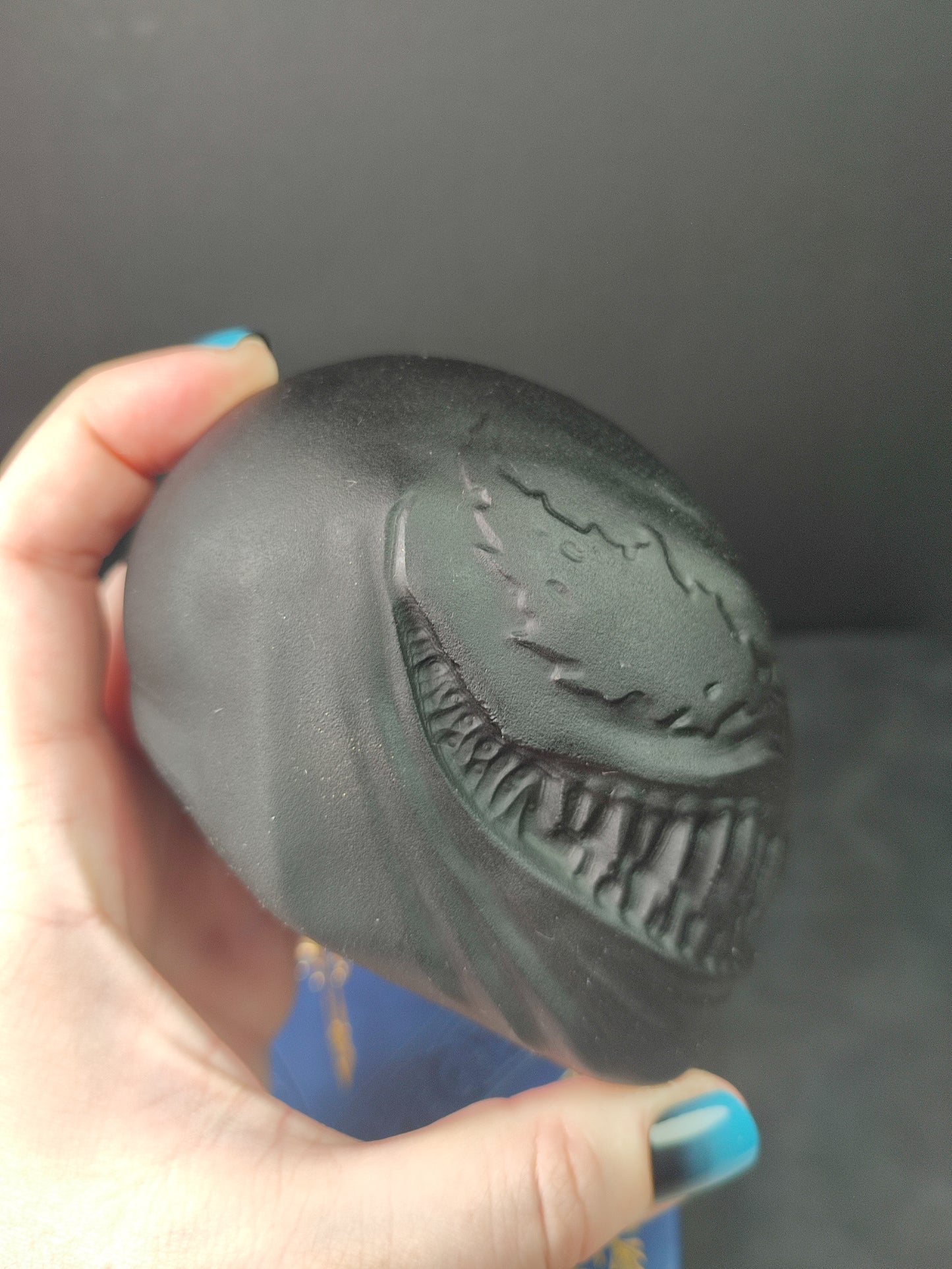 Venom tallado en obsidiana negra acabado mate - Spiderman