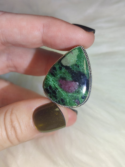 Anillo baño de plata y zoisita con rubi