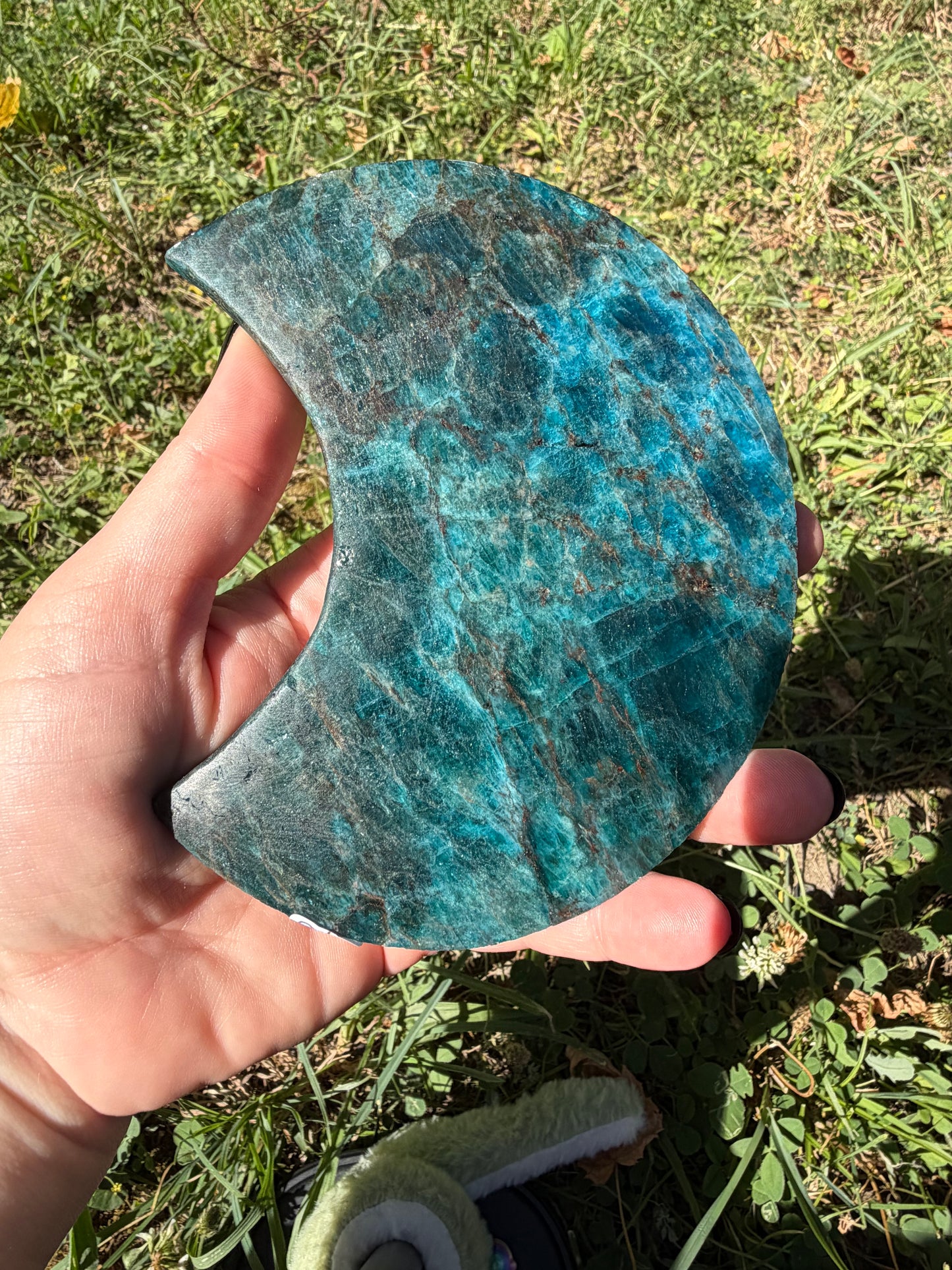Luna tallada de apatito azul