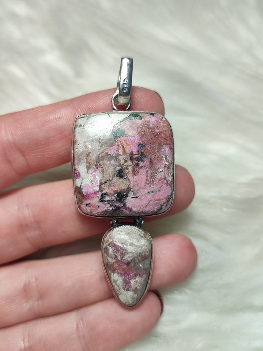 Colgante baño de plata con cobalto calcita