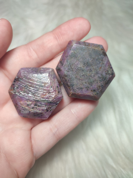 Rubí natural pulido hexagonal - VIDEO