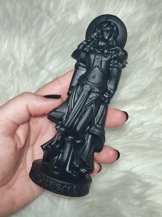 Morrigan tallada en obsidiana negra