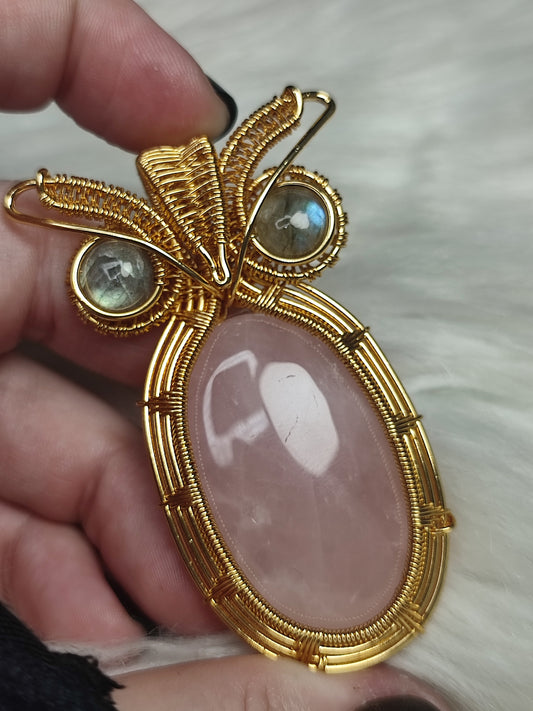 Colgante aluminio dorado con cuarzo rosa y labradorita