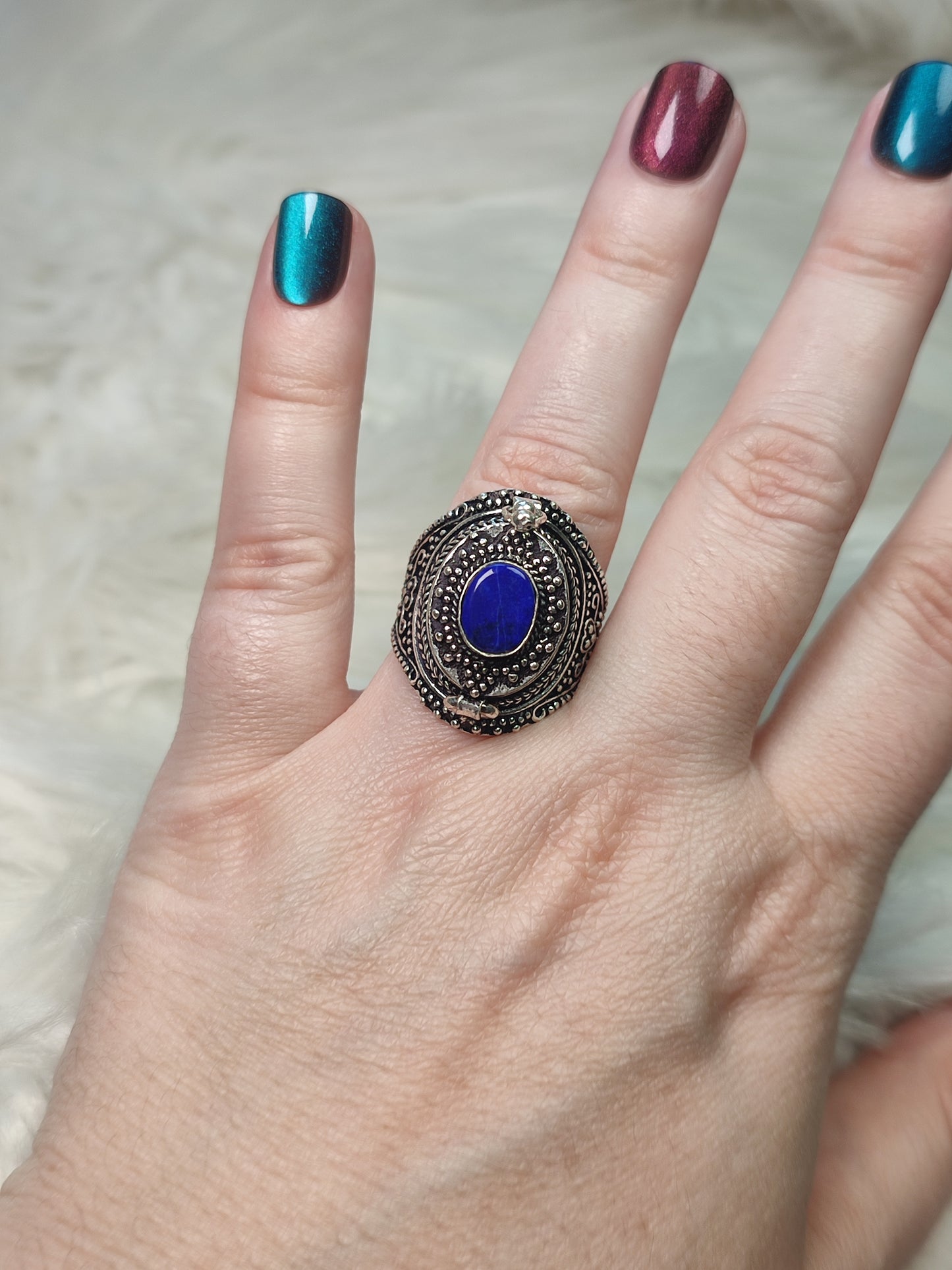 Anillo baño de plata con lapislázuli modelo relicario