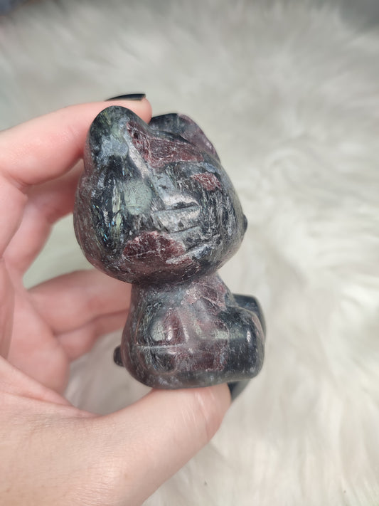 Helo Kitty tallada en astrofilita y granate 370 gramos