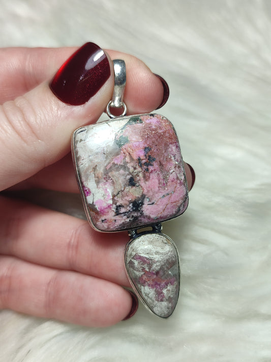 Colgante baño de plata con cobalto calcita