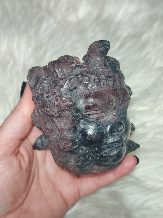 Cabeza medusa gorgona tallada en astrofilita con granate 1040 gr - Video