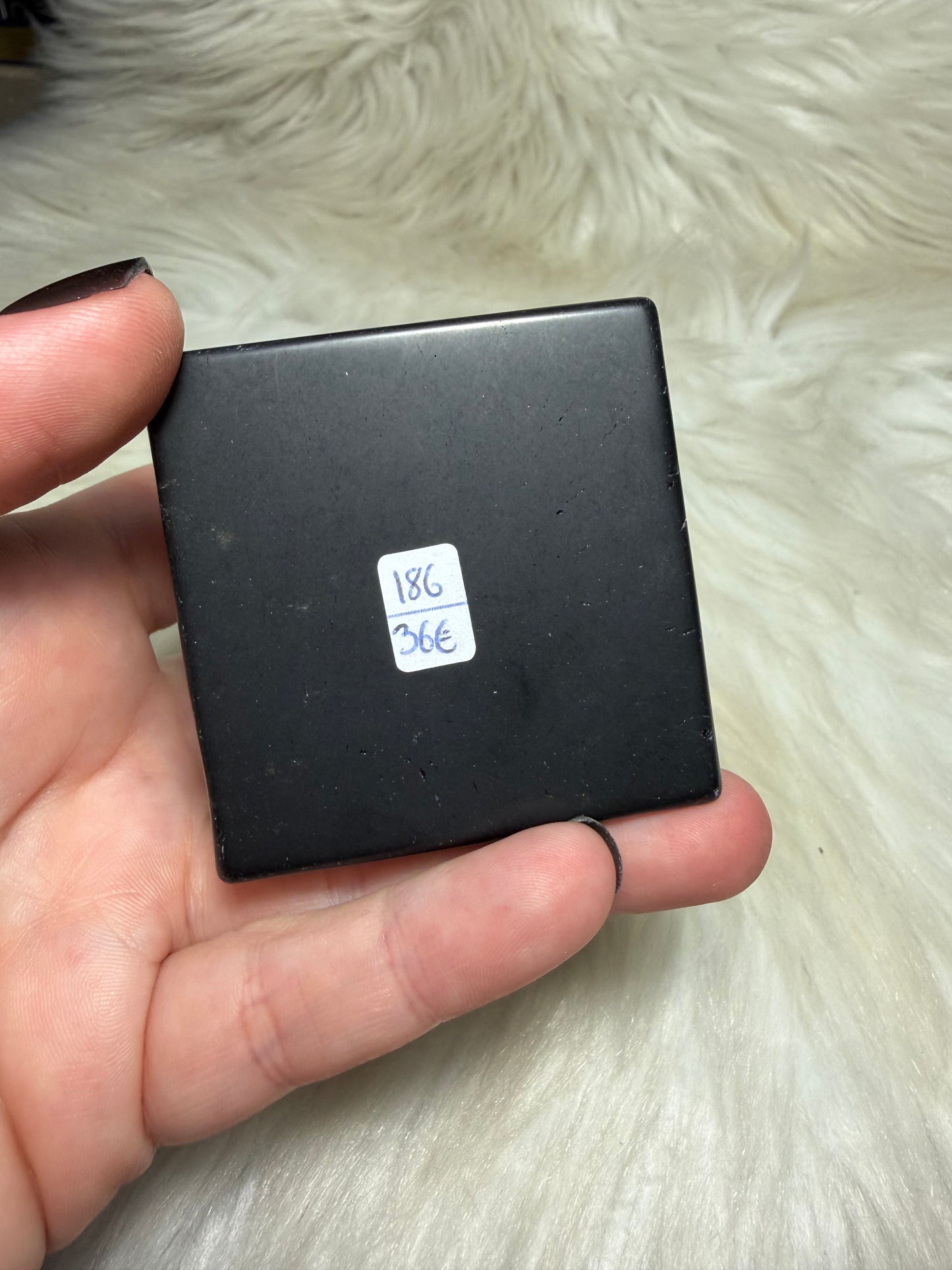 Pirámide egipcia con diseño obsidiana