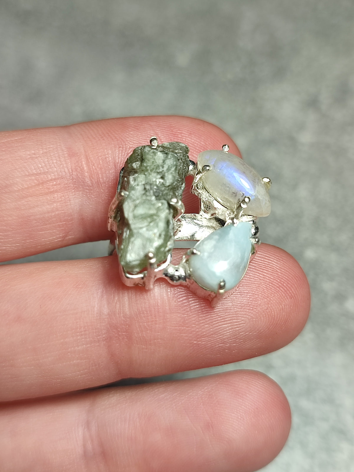 Anillo baño de plata con cianita piedra luna y larimar
