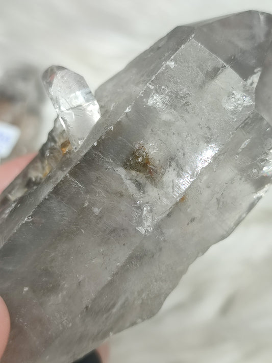 Punta cuarzo semi pulida con inclusiones y cuarzo en cuarzo n°24