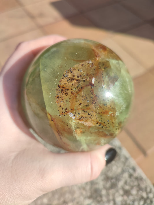 Espectacular Esfera fluorita verde con Calcopirita 993 gramos - VIDEO