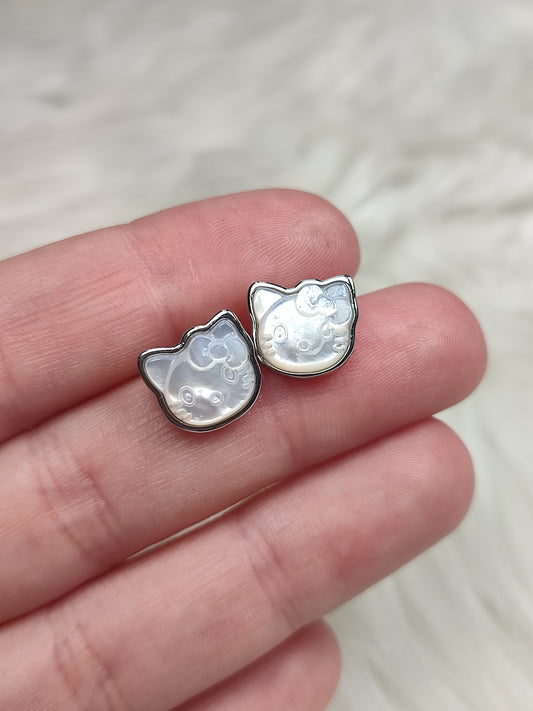 Pendientes bisutería con nácar - modelo gatito Kitty
