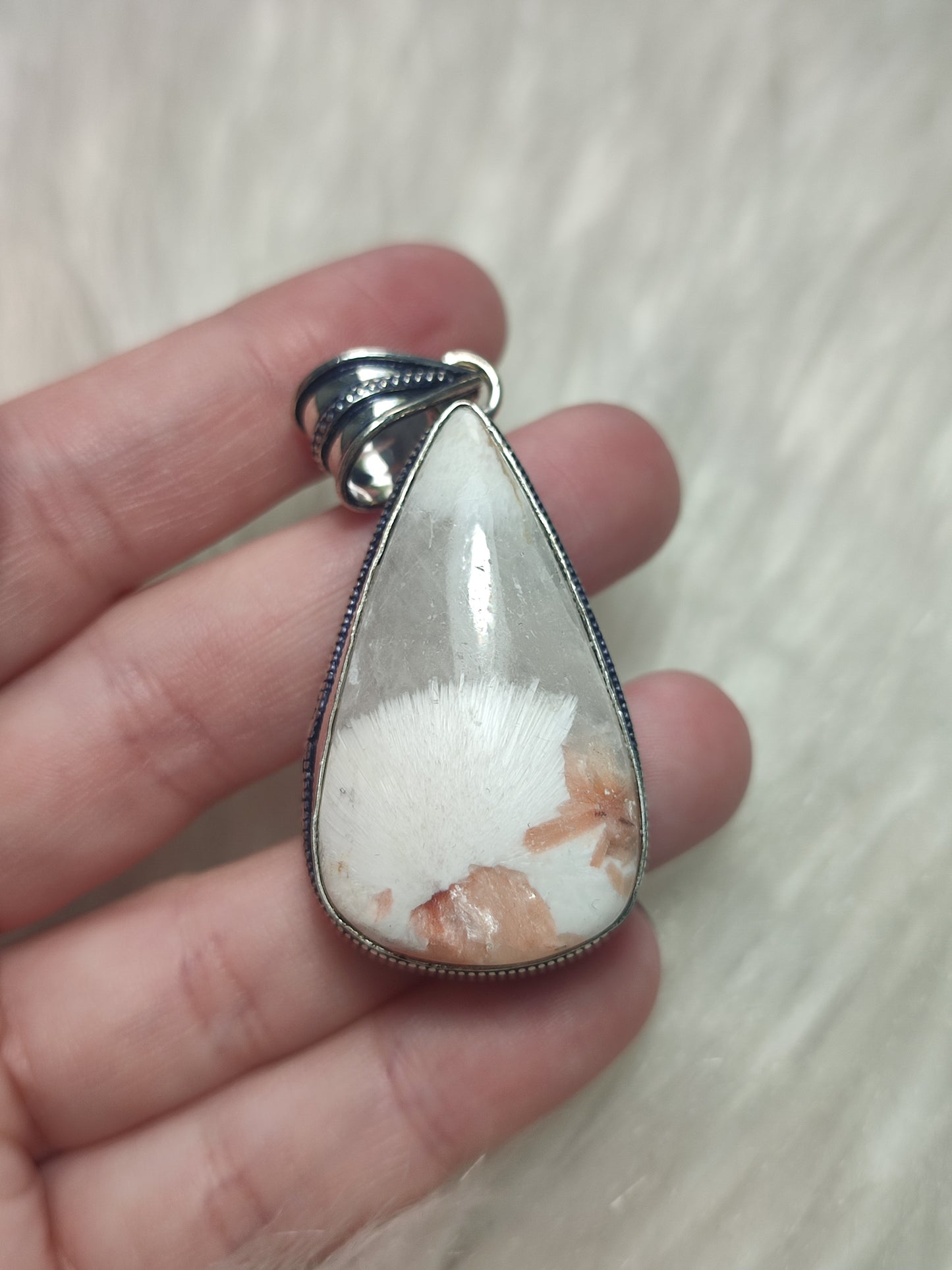 Colgante baño de plata con escolecita y estilvita 108