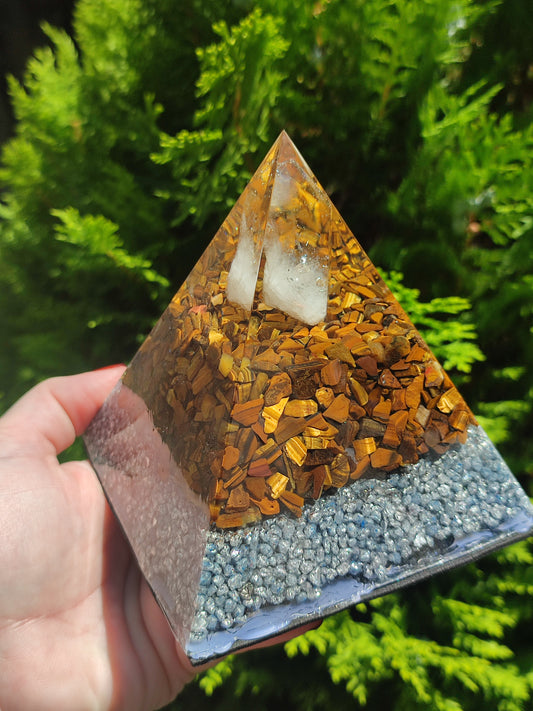 Orgonita funcional Pirámide de ojo de tigre 812 gramos