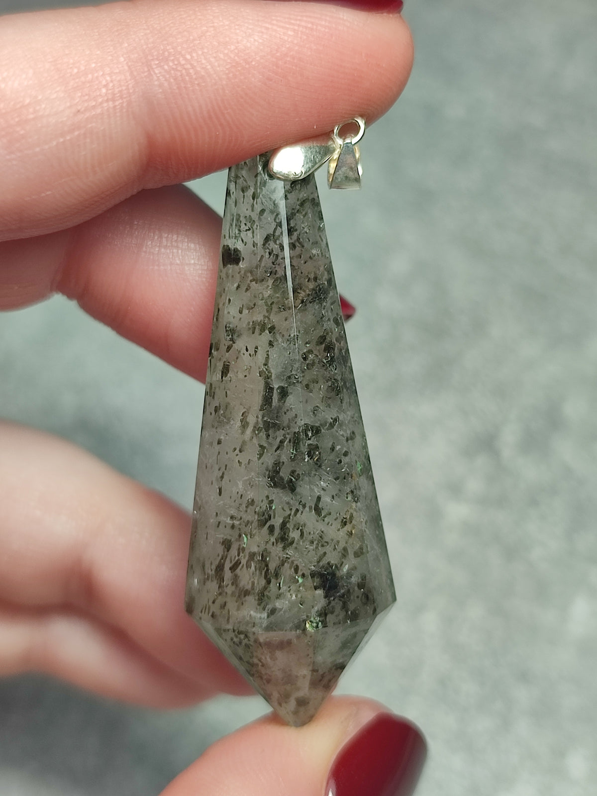 Colgante péndulo talla vogel 12 caras - cuarzo con turmalina verde número 2
