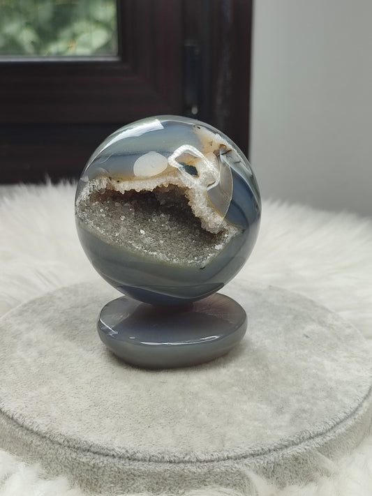 Esfera con peana de ágata cristalizada - 612 gramos