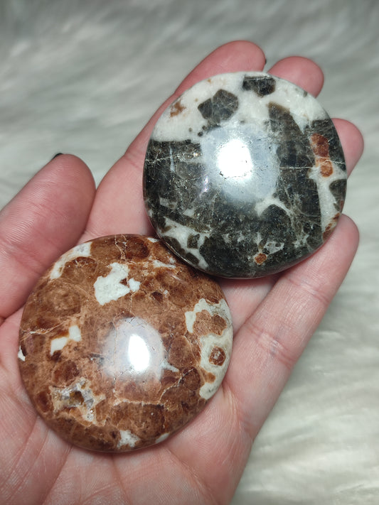 Rodado plano granate en wollastonita - Vídeo para escoger