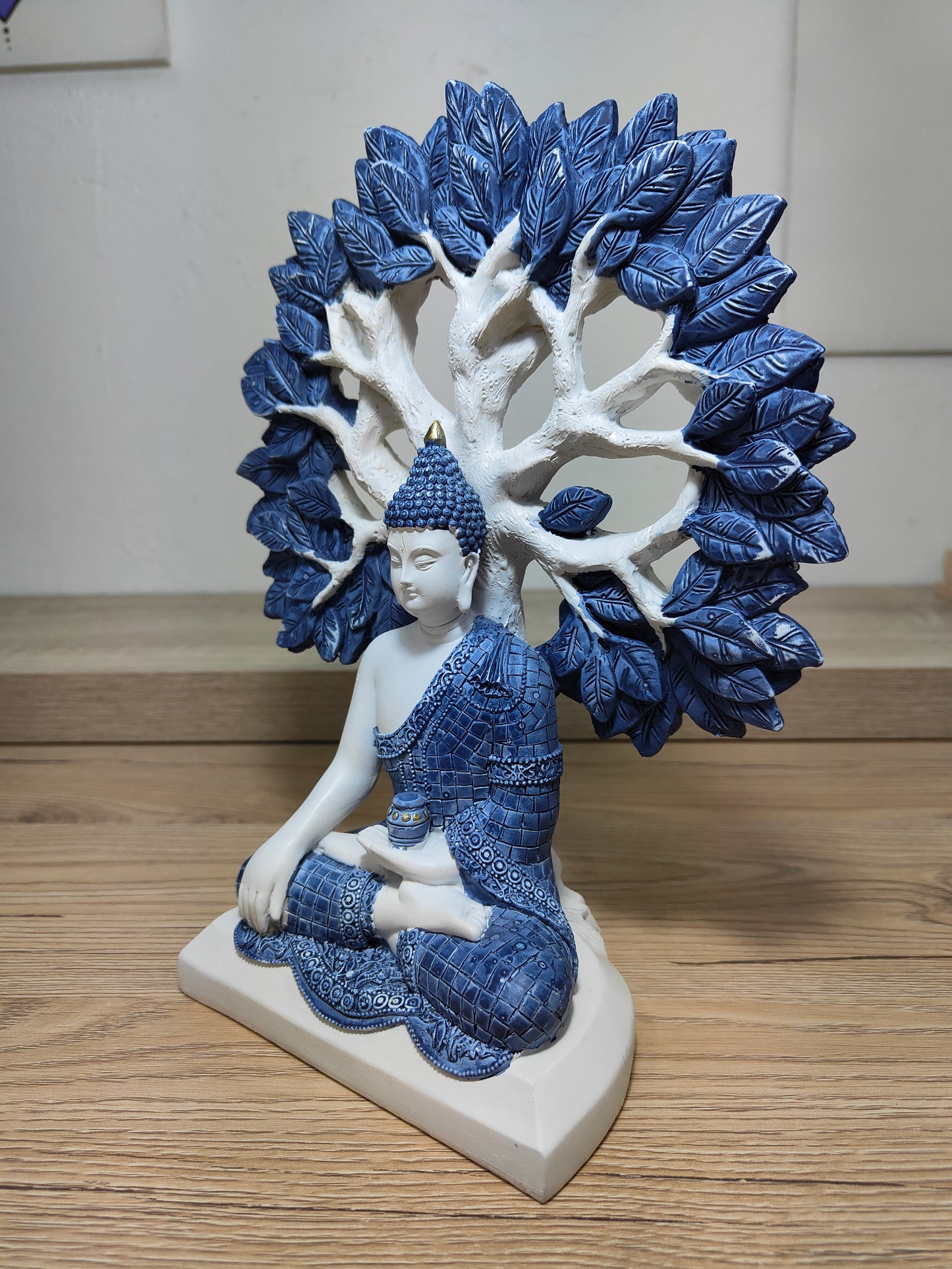 Estatuilla Buda Bajo El Árbol Bodhi